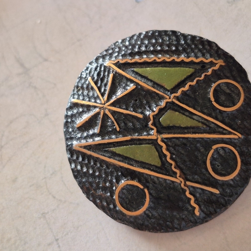 Geometric Black and Gold Button - Picture 4 of 5